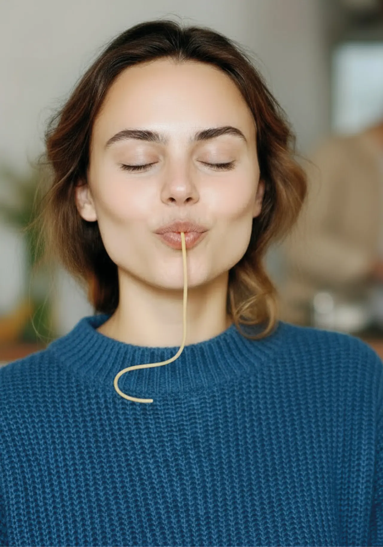Frau genießt eine Spaghetti mit geschlossenen Augen, Symbol für Genuss und Lebensfreude in moderner Küche, Fokus auf kulinarische Momente.
